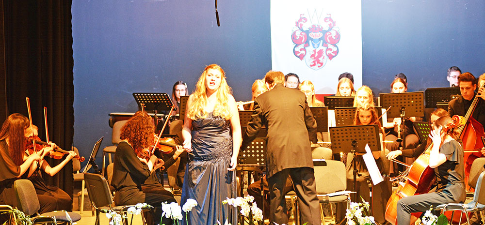 Ann-Kathrin Niemczyk aus Detmold gewinnt 6. Internationalen Giulio-Perotti-Gesangswettbewerb in Ueckermünde