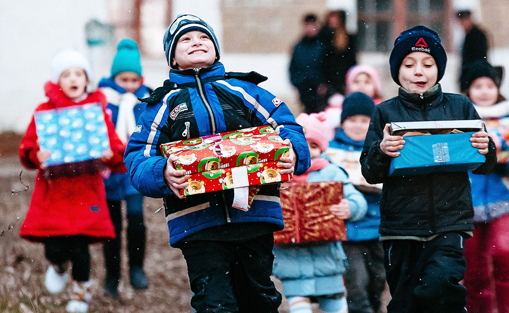 Weihnachtspäckchen für Kinder in Not unterwegs