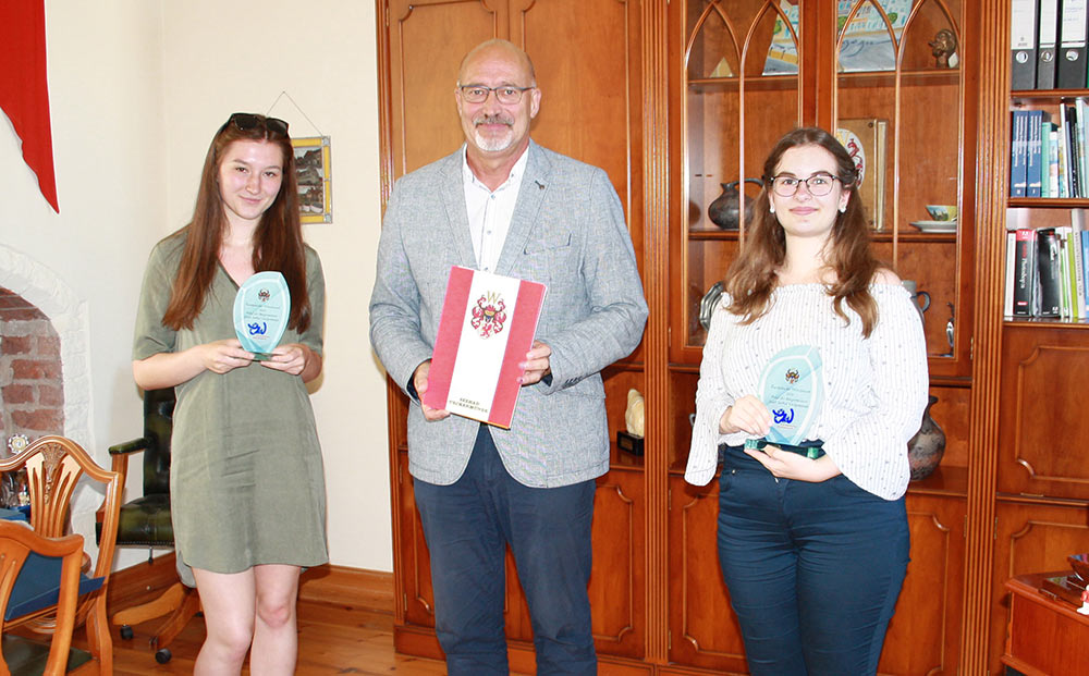 Ueckermünder Schülerinnen erhalten Pokal des Bürgermeisters