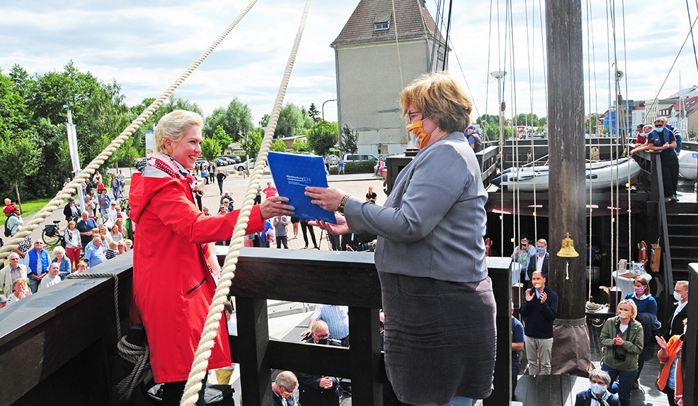Ministerpräsidentin Schwesig wird Ehrenmitglied des Koggenvereins