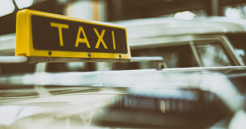 Zivilcourage in Löcknitz: Taxi-Fahrer bewahrt Seniorin vor Betrug
