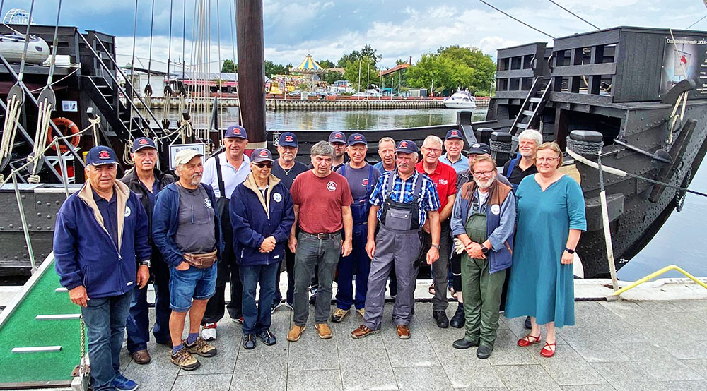 Pommernkogge legt ab: Crew auf dem Weg zur Hanse Sail nach Rostock