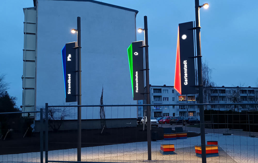 Leuchtende Wegweiser in Ueckermünde Ost
