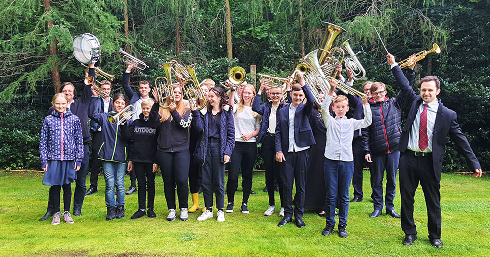 Picknick im Schlosspark: Brassband spielt in Sophienhof zum Konzert auf