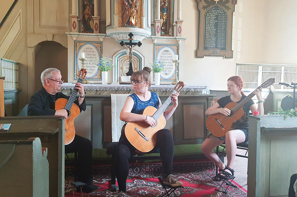 Musikschule: Zauberhaftes Gitarrenkonzert in Blumenthaler Kirche