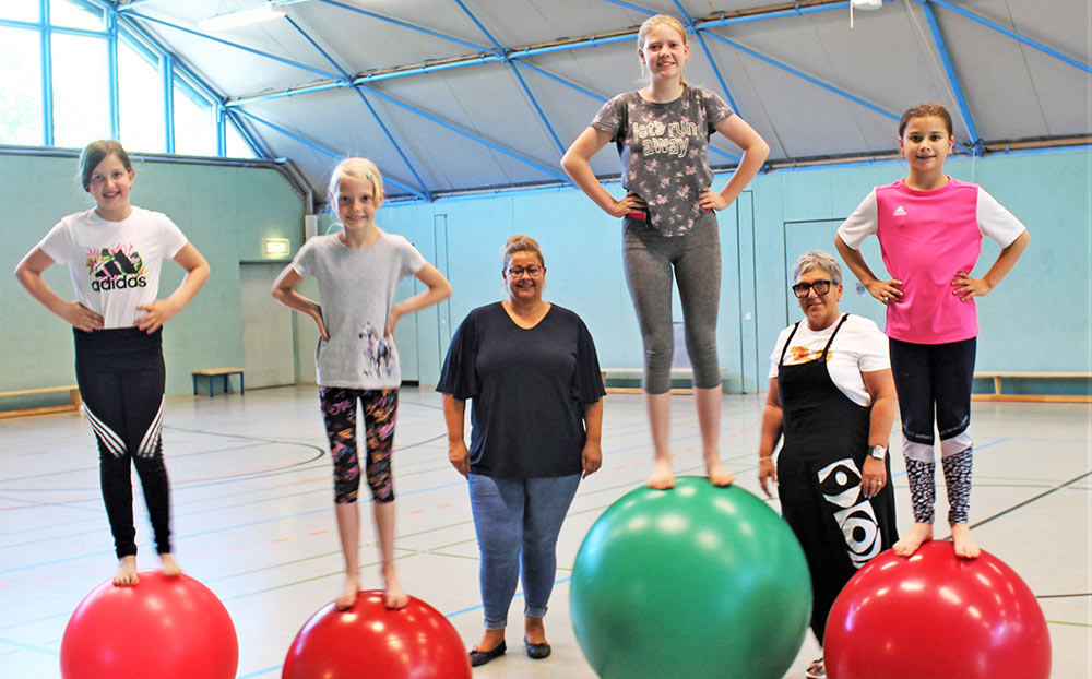 AMEOS spendiert Ueckermünder Zirkusgruppe eine neue Balance-Laufkugel