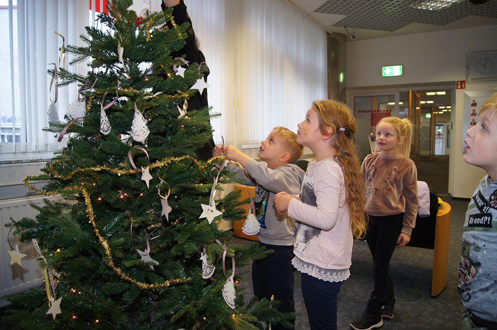 Pasewalker Kita-Kinder schmücken Weihnachtsbaum der Sparkasse