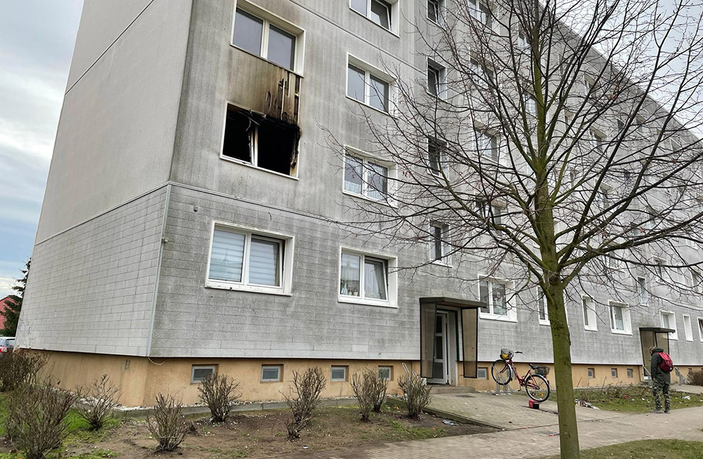 Rakete steckt Wohnung in Torgelow in Brand