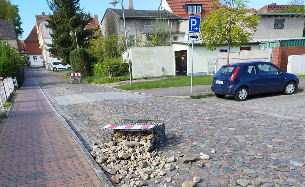 Zeugen gesucht! Unbekannte entfernen Durchfahrtssperre in Ueckermünde