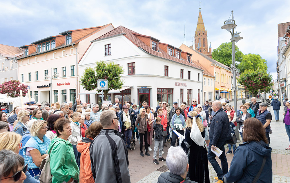 Der 2. Altstadtspaziergang begeistert Ueckermünder und Gäste
