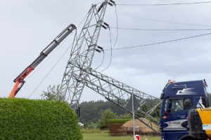 Umgestürzter Strommast verursacht Brand in Eggesin: Flächendeckender Stromausfall