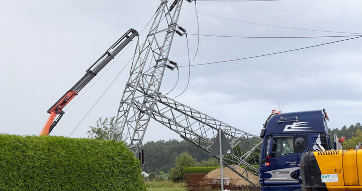 Umgestürzter Strommast verursacht Brand in Eggesin: Flächendeckender Stromausfall