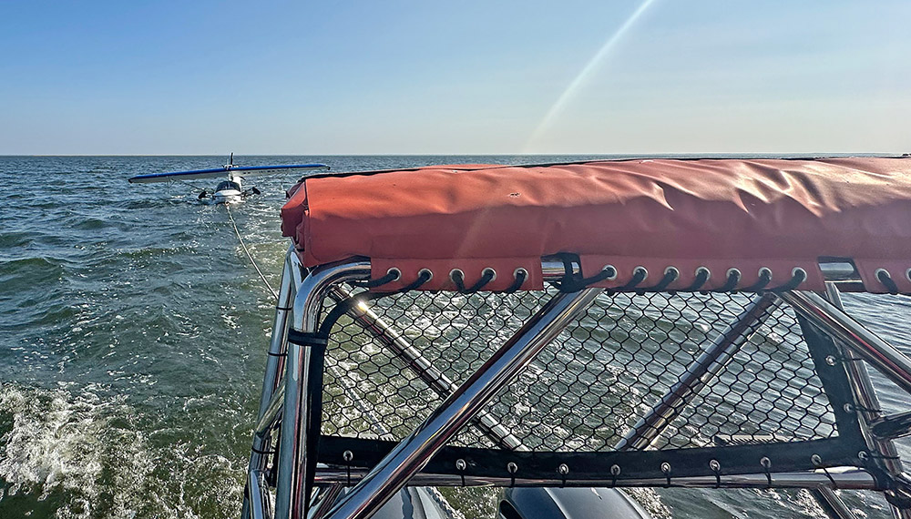 Ueckermünder Seenotretter bringen defektes Wasserflugzeug sicher an Land