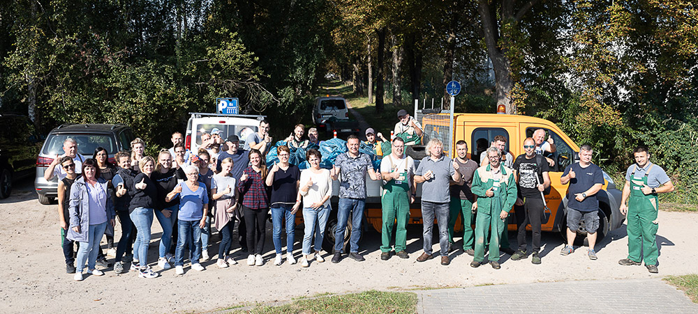 Freiwillige Helfer sammeln säckeweise Müll im Seebad