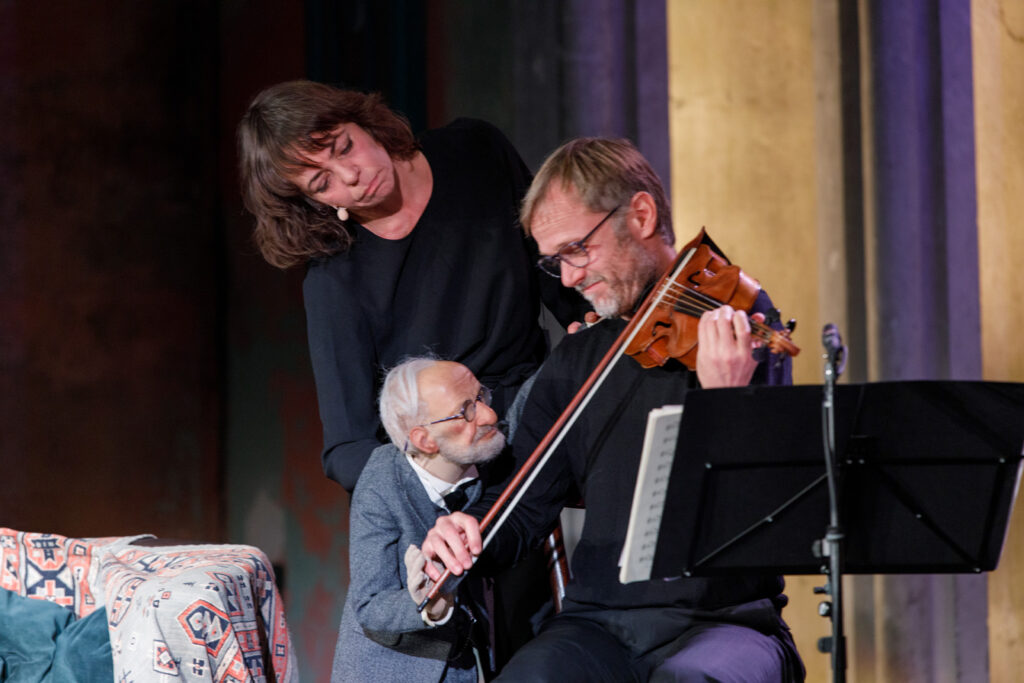 Schräg, frech und süffisant: Musikalisches Puppenspiel in Rothenklempenow