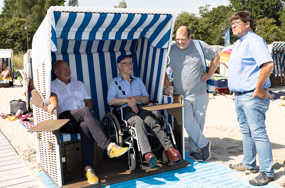 Neue rollstuhlgerechte Strandkörbe im Haffbad angekommen