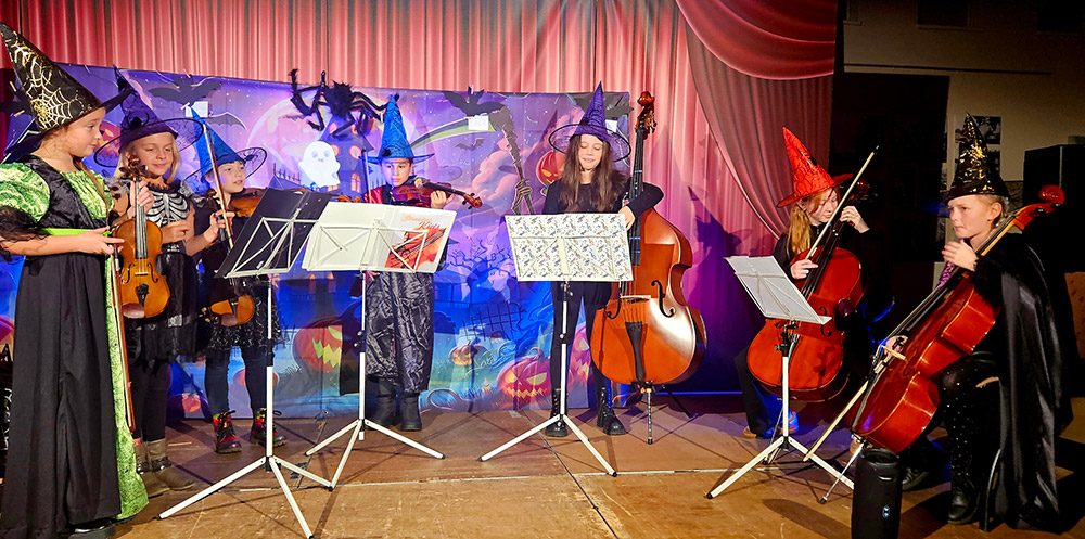 Halloweenkonzert im Torgelower Ueckersaal: Zauberhafte Klänge und Gänsehautstimmung