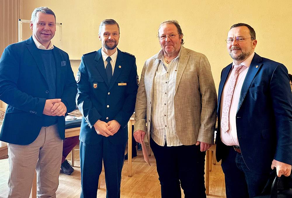 Foto (v.l.n.r.): Landrat Michael Sack, Michael Kath (Leiter Führungsgruppe Polizeiinspektion Anklam), Bernd Kundt (Seniorensicherheitsberater), Dietger Wille (Beigeordneter und 2. Stellvertreter des Landrates)