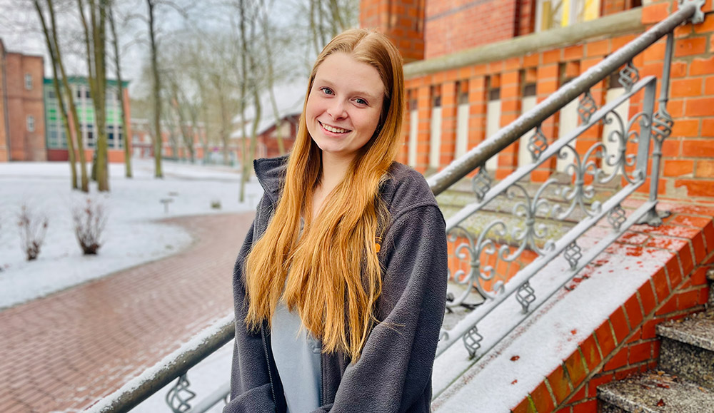 Junge Auszubildende mit großer Leidenschaft für die Pflege